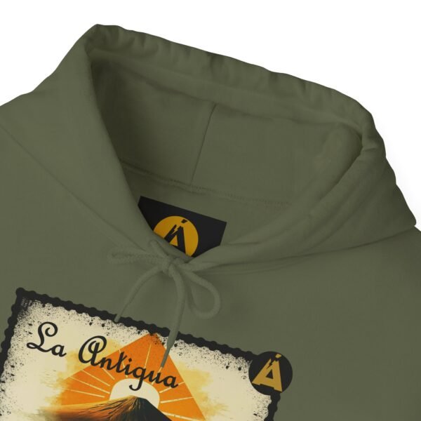 Sudadera unisex vintage de Guatemala con capucha, comoda y radiante con un aire retro y una calidez acogedora.