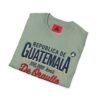 Celebra tu herencia guatemalteca con esta camiseta unisex, perfecta para pasear.