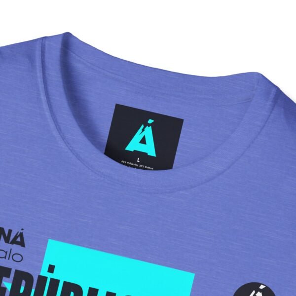 Celebra tu herencia guatemalteca con esta camiseta unisex, perfecta para pasear.