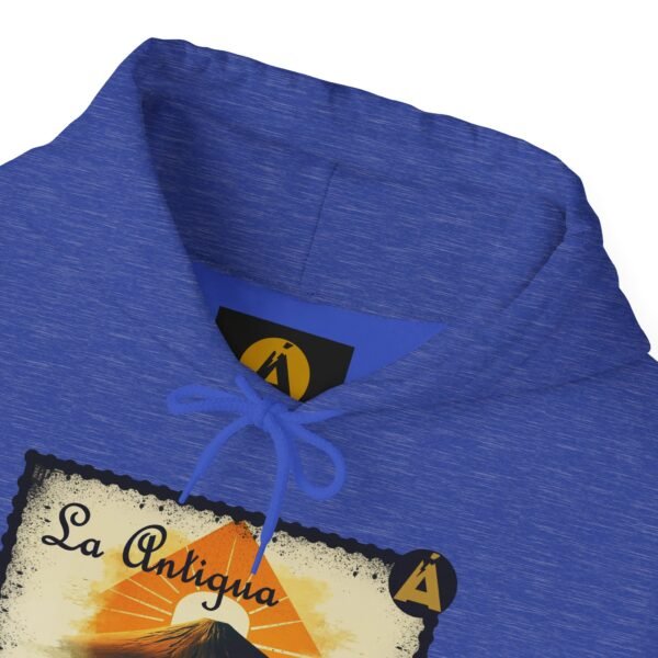 Sudadera unisex vintage de Guatemala con capucha, comoda y radiante con un aire retro y una calidez acogedora.