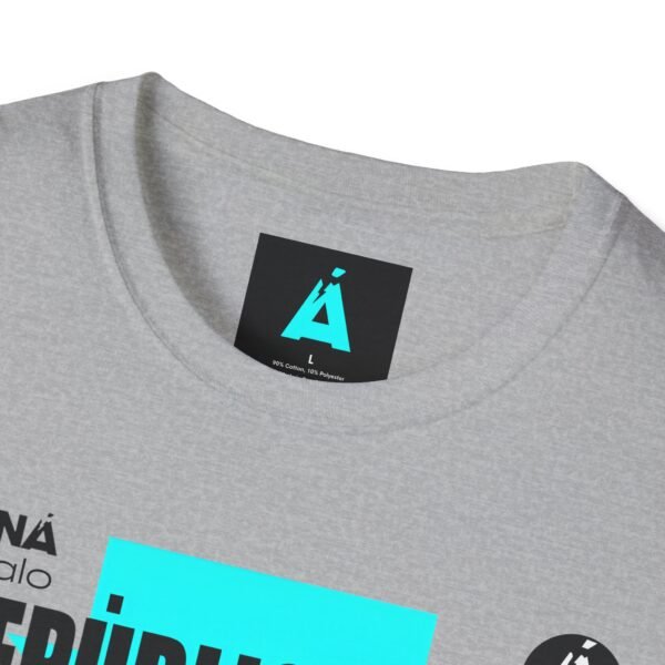 Celebra tu herencia guatemalteca con esta camiseta unisex, perfecta para pasear.