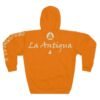 Luce con estilo esta vibrante sudadera con capucha de La Antigua, perfecta para amantes de actividades al aire libre.