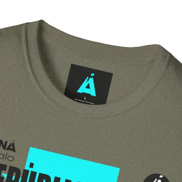 Celebra tu herencia guatemalteca con esta camiseta unisex, perfecta para pasear.