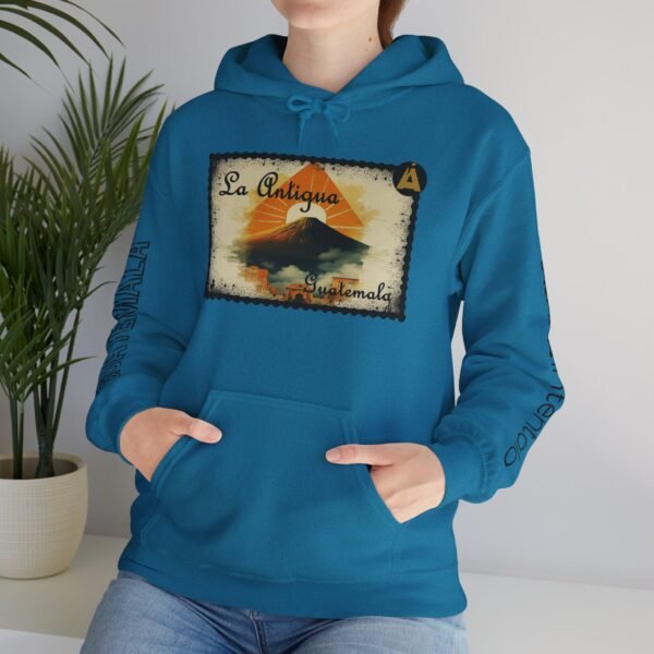 Sudadera unisex vintage de Guatemala con capucha, comoda y radiante con un aire retro y una calidez acogedora.