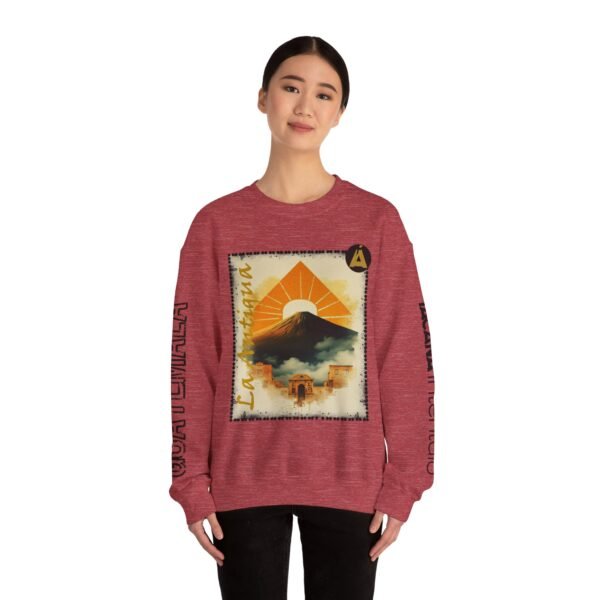 Abrigate con esta sudadera unisex inspirada en Guatemala, perfecta para los amantes de la moda viajera vintage.