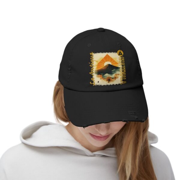 Gorra unisex de inspiración vintage con efecto desgastado de La Antigua Guatemala. Perfecta para un look casual.