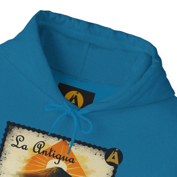 Sudadera unisex vintage de Guatemala con capucha, comoda y radiante con un aire retro y una calidez acogedora.