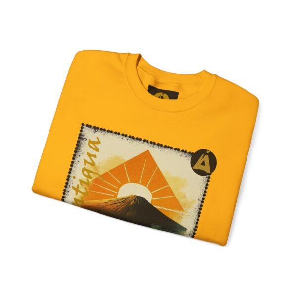 Abrigate con esta sudadera unisex inspirada en Guatemala, perfecta para los amantes de la moda viajera vintage.