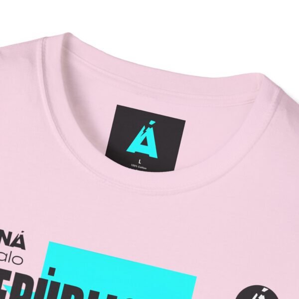 Celebra tu herencia guatemalteca con esta camiseta unisex, perfecta para pasear.