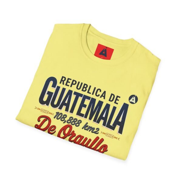 Celebra tu herencia guatemalteca con esta camiseta unisex, perfecta para pasear.