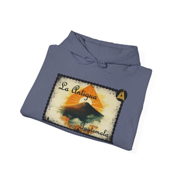 Sudadera unisex vintage de Guatemala con capucha, comoda y radiante con un aire retro y una calidez acogedora.