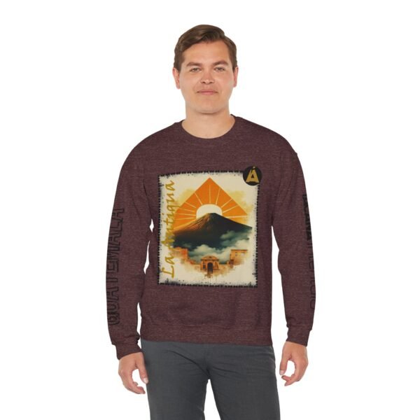 Abrigate con esta sudadera unisex inspirada en Guatemala, perfecta para los amantes de la moda viajera vintage.