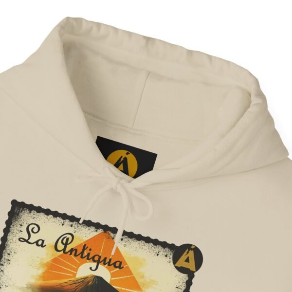 Sudadera unisex vintage de Guatemala con capucha, comoda y radiante con un aire retro y una calidez acogedora.