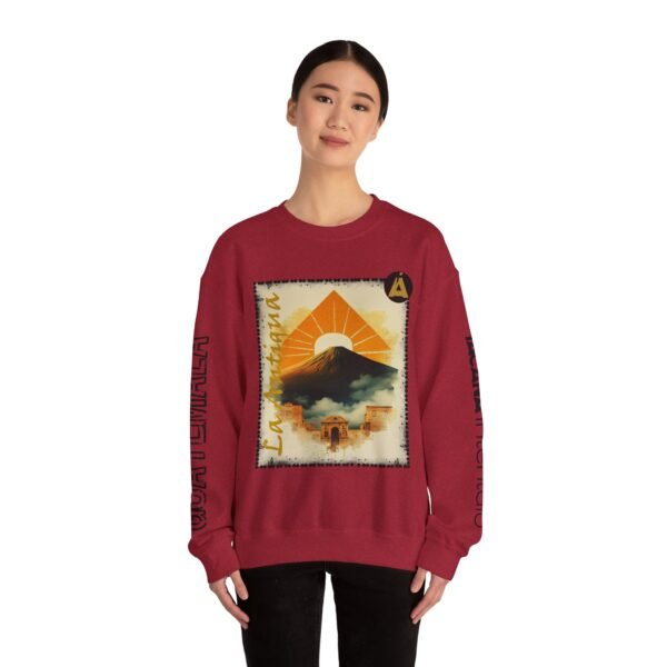 Abrigate con esta sudadera unisex inspirada en Guatemala, perfecta para los amantes de la moda viajera vintage.