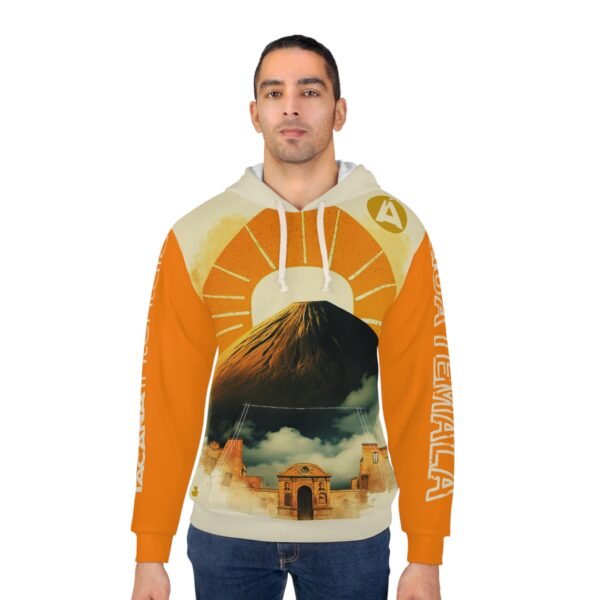 Luce con estilo esta vibrante sudadera con capucha de La Antigua, perfecta para amantes de actividades al aire libre.