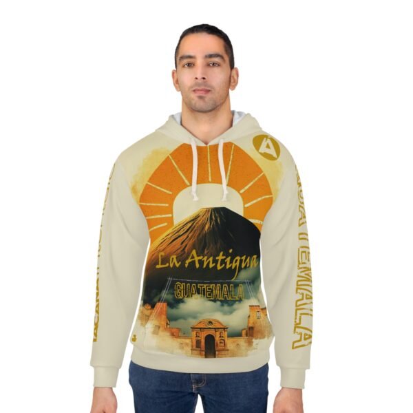 Luce con estilo esta vibrante sudadera con capucha de La Antigua, perfecta para amantes de actividades al aire libre.