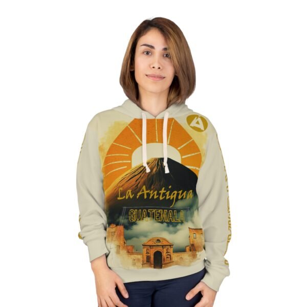 Luce con estilo esta vibrante sudadera con capucha de La Antigua, perfecta para amantes de actividades al aire libre.