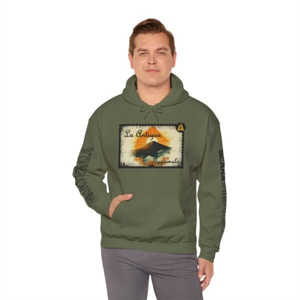 Sudadera unisex vintage de Guatemala con capucha, comoda y radiante con un aire retro y una calidez acogedora.