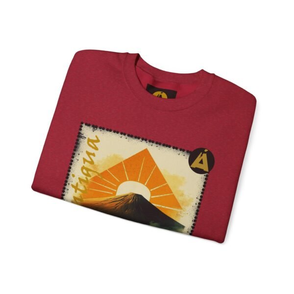 Abrigate con esta sudadera unisex inspirada en Guatemala, perfecta para los amantes de la moda viajera vintage.