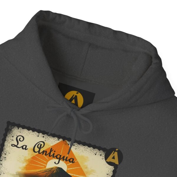 Sudadera unisex vintage de Guatemala con capucha, comoda y radiante con un aire retro y una calidez acogedora.