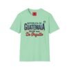 Celebra tu herencia guatemalteca con esta camiseta unisex, perfecta para pasear.