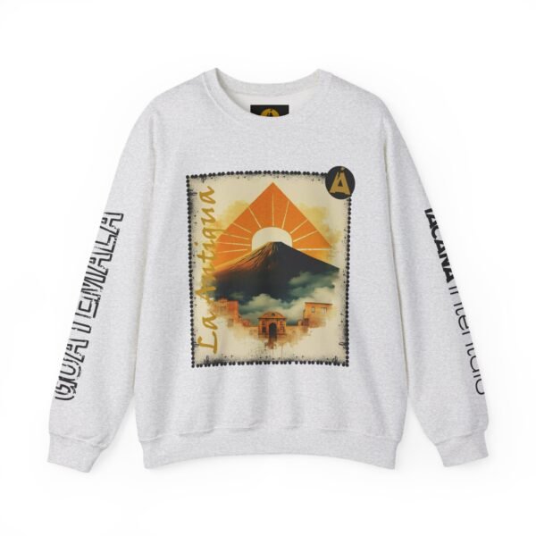 Abrigate con esta sudadera unisex inspirada en Guatemala, perfecta para los amantes de la moda viajera vintage.