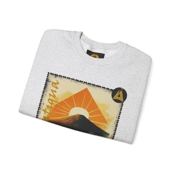 Abrigate con esta sudadera unisex inspirada en Guatemala, perfecta para los amantes de la moda viajera vintage.