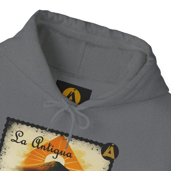 Sudadera unisex vintage de Guatemala con capucha, comoda y radiante con un aire retro y una calidez acogedora.