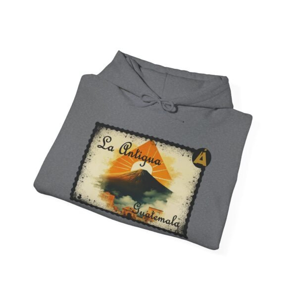 Sudadera unisex vintage de Guatemala con capucha, comoda y radiante con un aire retro y una calidez acogedora.