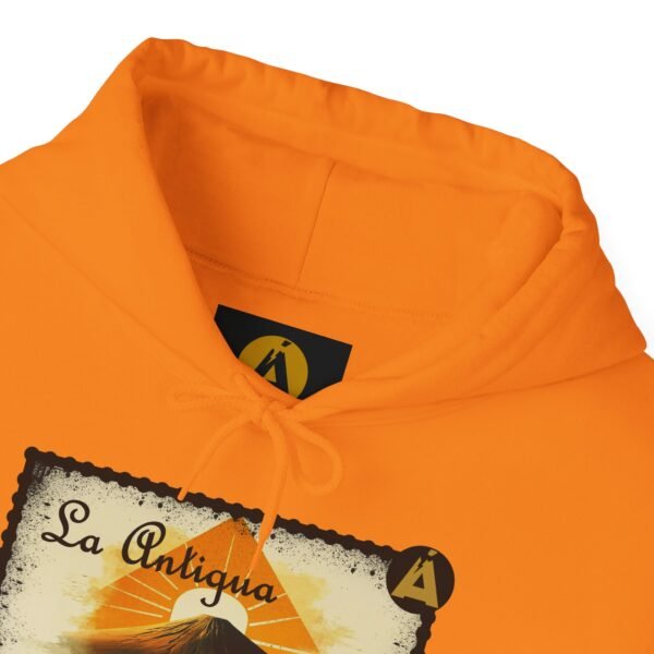 Sudadera unisex vintage de Guatemala con capucha, comoda y radiante con un aire retro y una calidez acogedora.