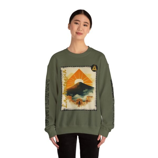 Abrigate con esta sudadera unisex inspirada en Guatemala, perfecta para los amantes de la moda viajera vintage.