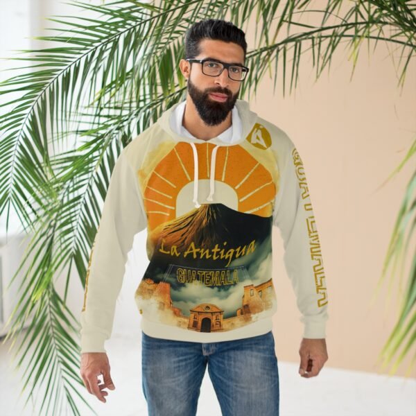 Luce con estilo esta vibrante sudadera con capucha de La Antigua, perfecta para amantes de actividades al aire libre.
