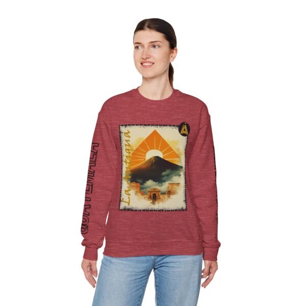 Abrigate con esta sudadera unisex inspirada en Guatemala, perfecta para los amantes de la moda viajera vintage.