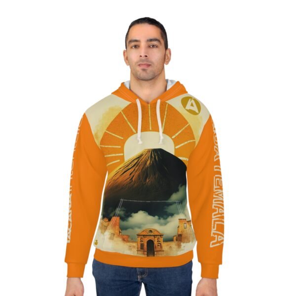 Luce con estilo esta vibrante sudadera con capucha de La Antigua, perfecta para amantes de actividades al aire libre.