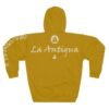 Luce con estilo esta vibrante sudadera con capucha de La Antigua, perfecta para amantes de actividades al aire libre.