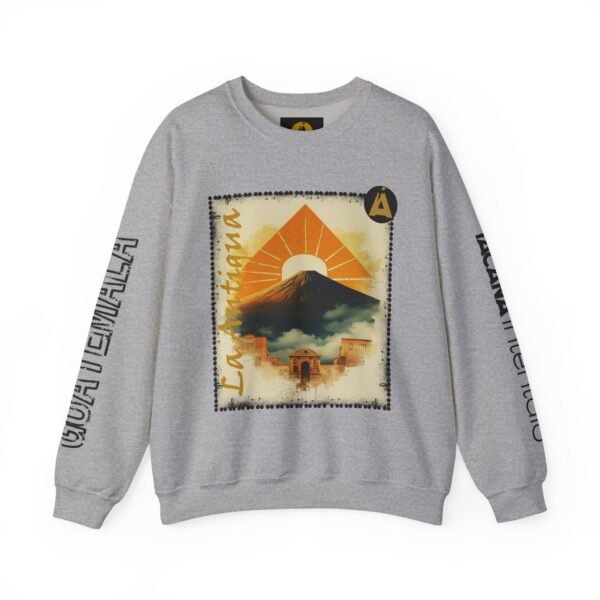 Abrigate con esta sudadera unisex inspirada en Guatemala, perfecta para los amantes de la moda viajera vintage.