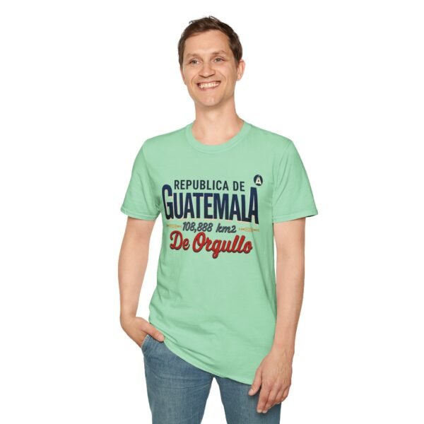 Celebra tu herencia guatemalteca con esta camiseta unisex, perfecta para pasear.