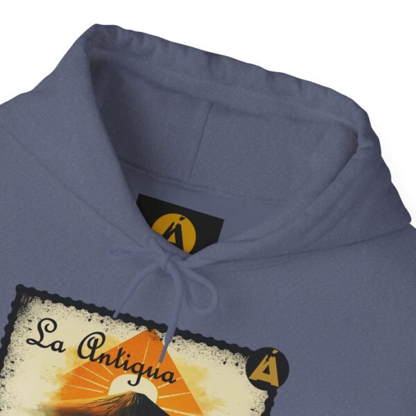 Sudadera unisex vintage de Guatemala con capucha, comoda y radiante con un aire retro y una calidez acogedora.