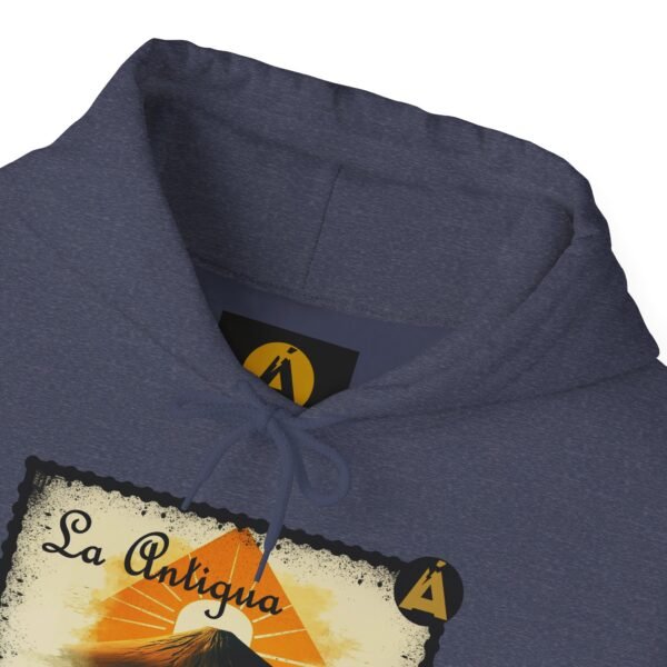 Sudadera unisex vintage de Guatemala con capucha, comoda y radiante con un aire retro y una calidez acogedora.