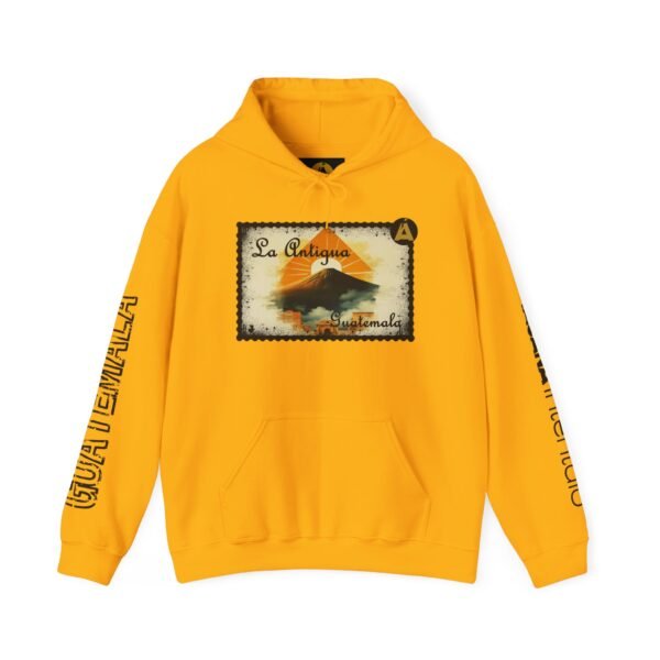Sudadera unisex vintage de Guatemala con capucha, comoda y radiante con un aire retro y una calidez acogedora.