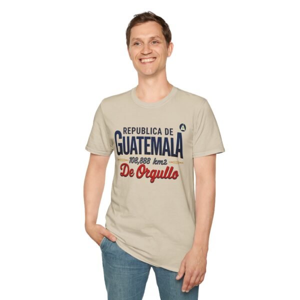 Celebra tu herencia guatemalteca con esta camiseta unisex, perfecta para pasear.