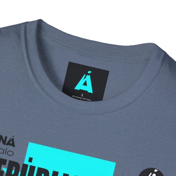 Celebra tu herencia guatemalteca con esta camiseta unisex, perfecta para pasear.