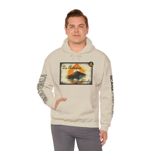 Sudadera unisex vintage de Guatemala con capucha, comoda y radiante con un aire retro y una calidez acogedora.