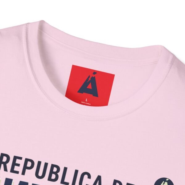 Celebra tu herencia guatemalteca con esta camiseta unisex, perfecta para pasear.