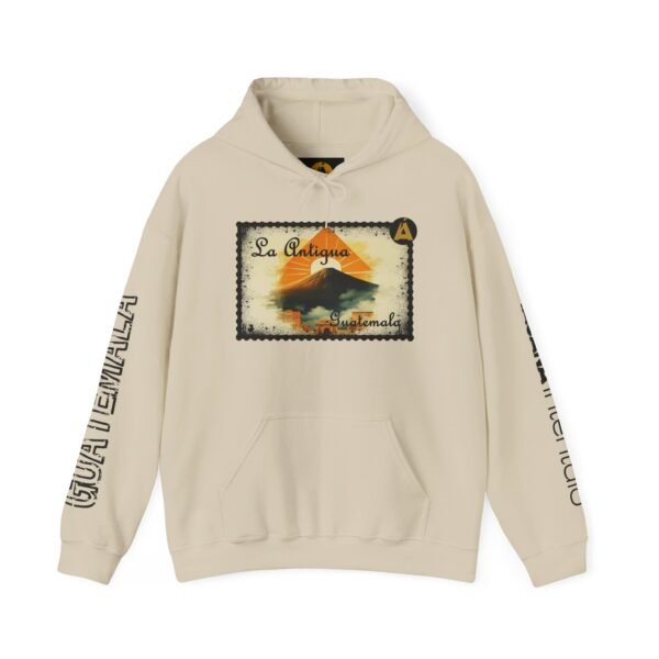 Sudadera unisex vintage de Guatemala con capucha, comoda y radiante con un aire retro y una calidez acogedora.