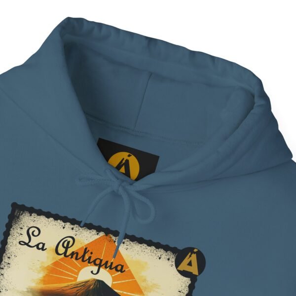 Sudadera unisex vintage de Guatemala con capucha, comoda y radiante con un aire retro y una calidez acogedora.