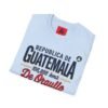 Celebra tu herencia guatemalteca con esta camiseta unisex, perfecta para pasear.