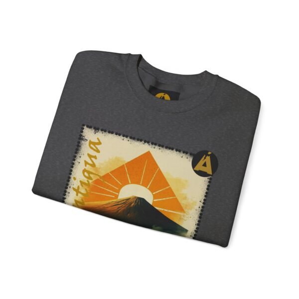 Abrigate con esta sudadera unisex inspirada en Guatemala, perfecta para los amantes de la moda viajera vintage.