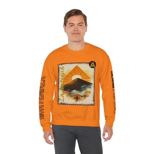 Abrigate con esta sudadera unisex inspirada en Guatemala, perfecta para los amantes de la moda viajera vintage.