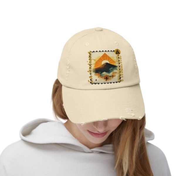 Gorra unisex de inspiración vintage con efecto desgastado de La Antigua Guatemala. Perfecta para un look casual.
